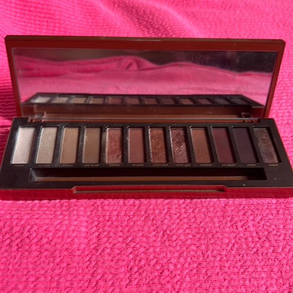 Urban Decal Naked HEAT eyeshadow palette - Picture 2 of 6